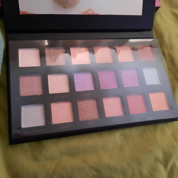 Eyeshadow Pallette - Picture 3 of 3
